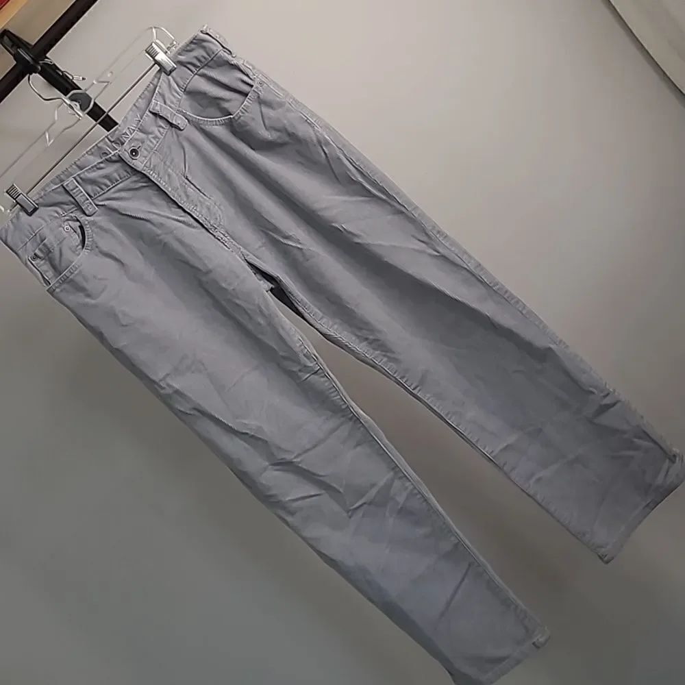Old Navy sz 33 waist 30 length. Gray corduroy. Excellent condition. Button fly